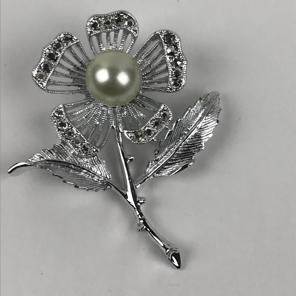Vtg Sarah Coventry Silver Tone Faux Pearl Brooch